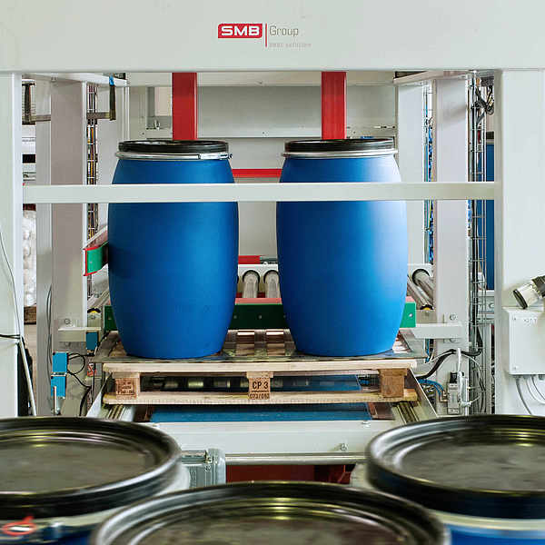 Zwei Fässer werden auf Palette geschoben
