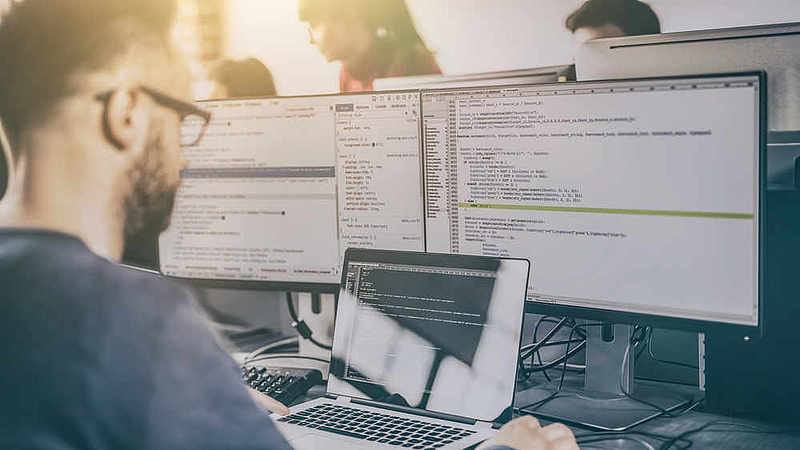 Softwareentwickler am Laptop