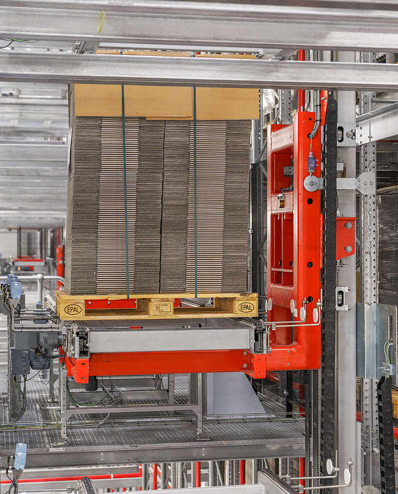 vertikaler Transport von Paletten im Lagersystem