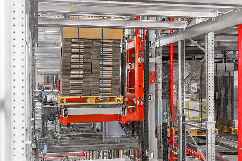 vertikaler Transport von Paletten im Lagersystem