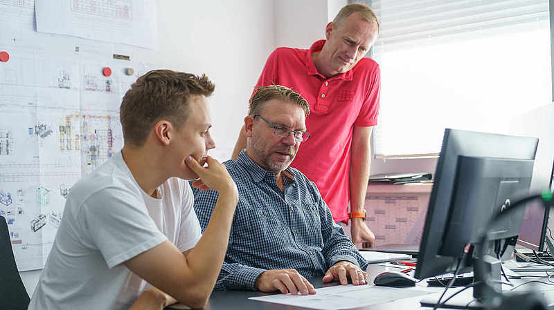 Auszubildender im Projektgespräch
