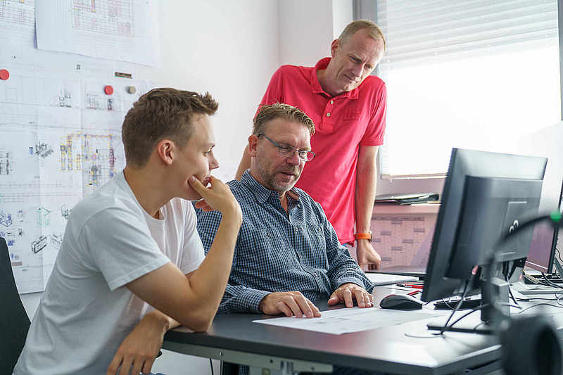 Auszubildender im Projektgespräch