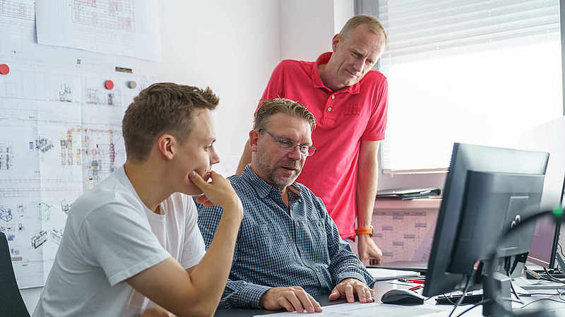 Auszubildender im Projektgespräch