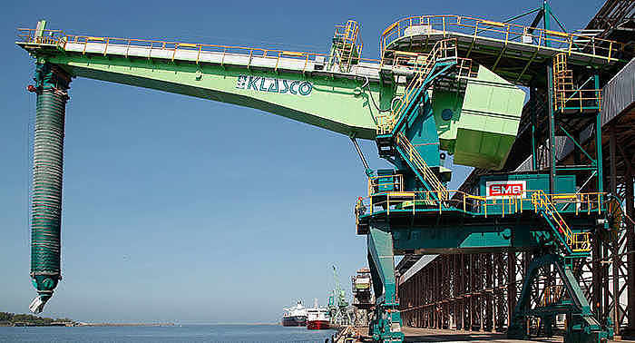 Schiffsbelader am Hafen von Danzig