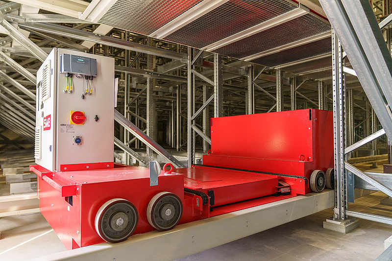 Seitenansicht des Regalbediengerätes mit verbundenem Paletten-Shuttle