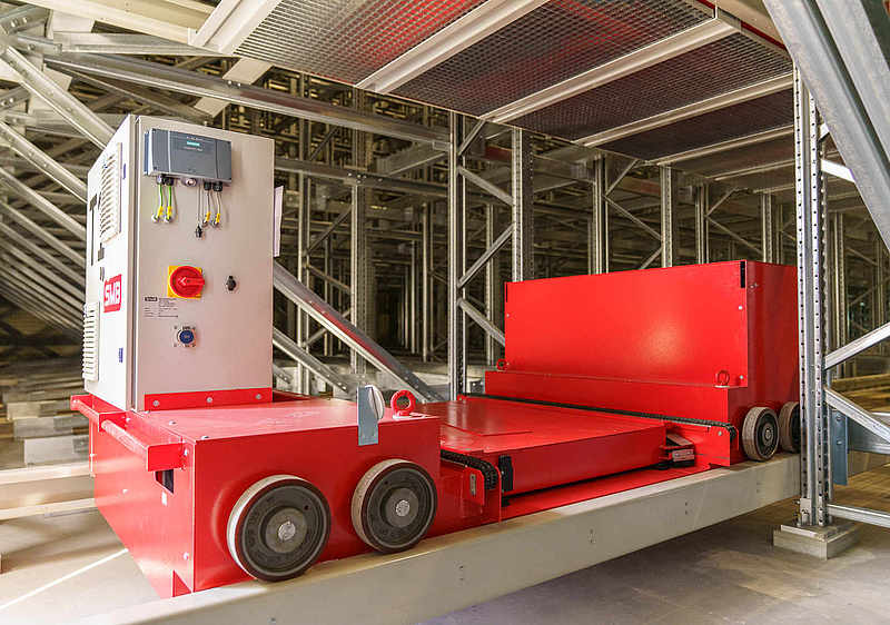 Seitenansicht des Regalbediengerätes mit verbundenem Paletten-Shuttle