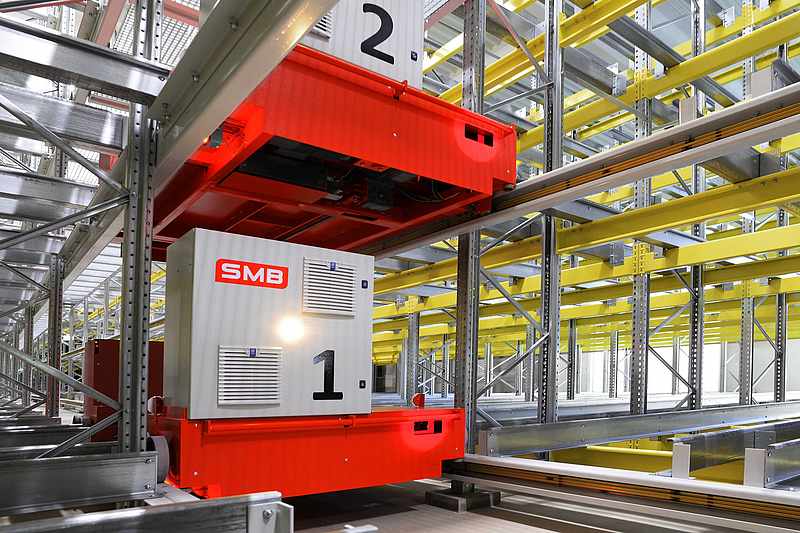 Paletten-Shuttle über zwei Ebenen im Lager