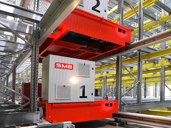 Paletten-Shuttle über zwei Ebenen im Lager