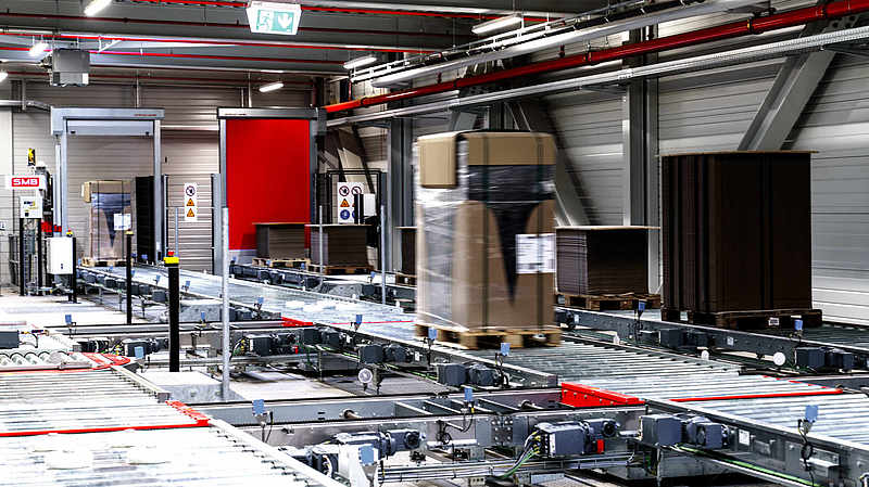 Transport von Paletten mit Ladungsträger auf Rollenförderern