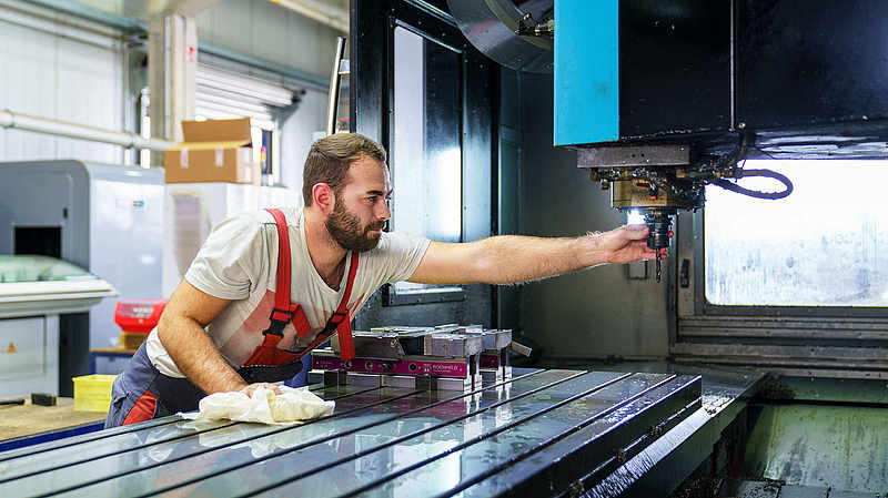 Mitarbeitender in der CNC Fräskopf-Fertigung