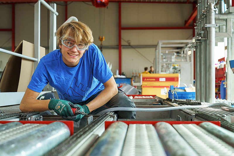 Praktikant am Rollenförderer