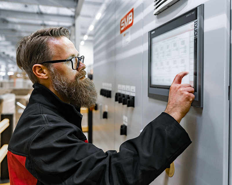 Kommissionierer überprüft Transportbedingungen der Ware