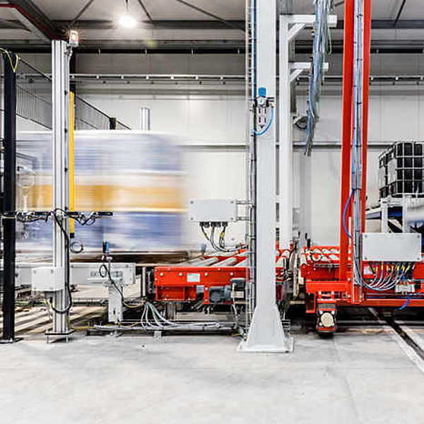 Verteilung von Fässern auf Verfahrwagen