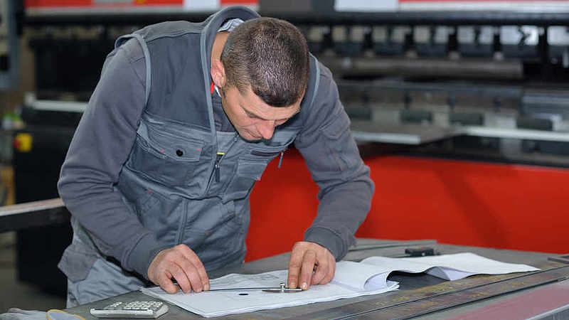 Mitarbeiter mit Projektplänen