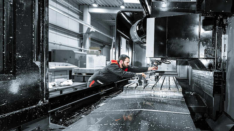 Mechatroniker am CNC Fraeskopf