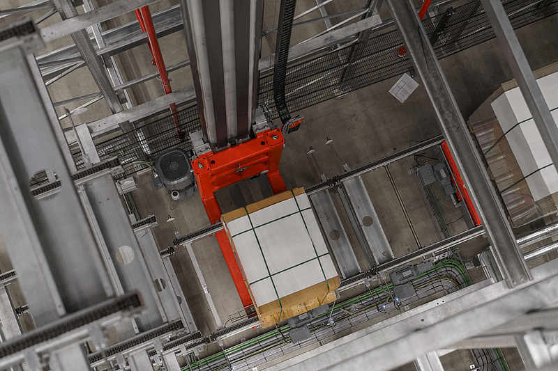 Vertikaler Palettentransport auf mehreren Ebenen
