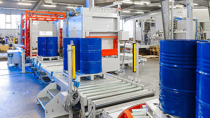 Zuführung des Schub-Umpalettierers mit Rolltechnik