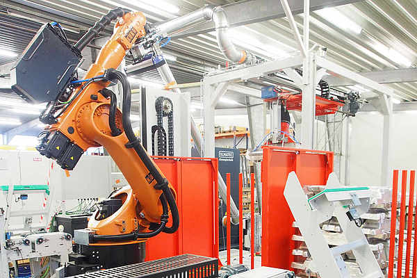 Entnahme eines Sacks durch Roboterarm des Sackpalettierers