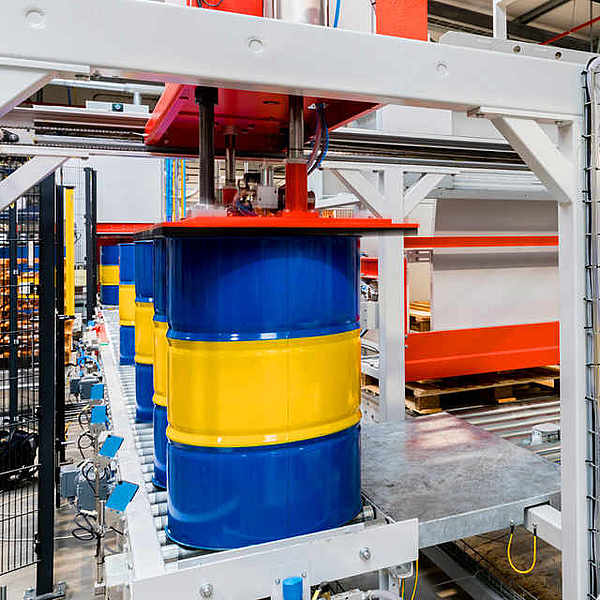 Platzierung von 4 Fässern auf der Palette mittels Vakuum