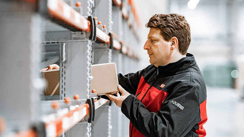Kommissionierer entnimmt Ware aus Kleinteilelager